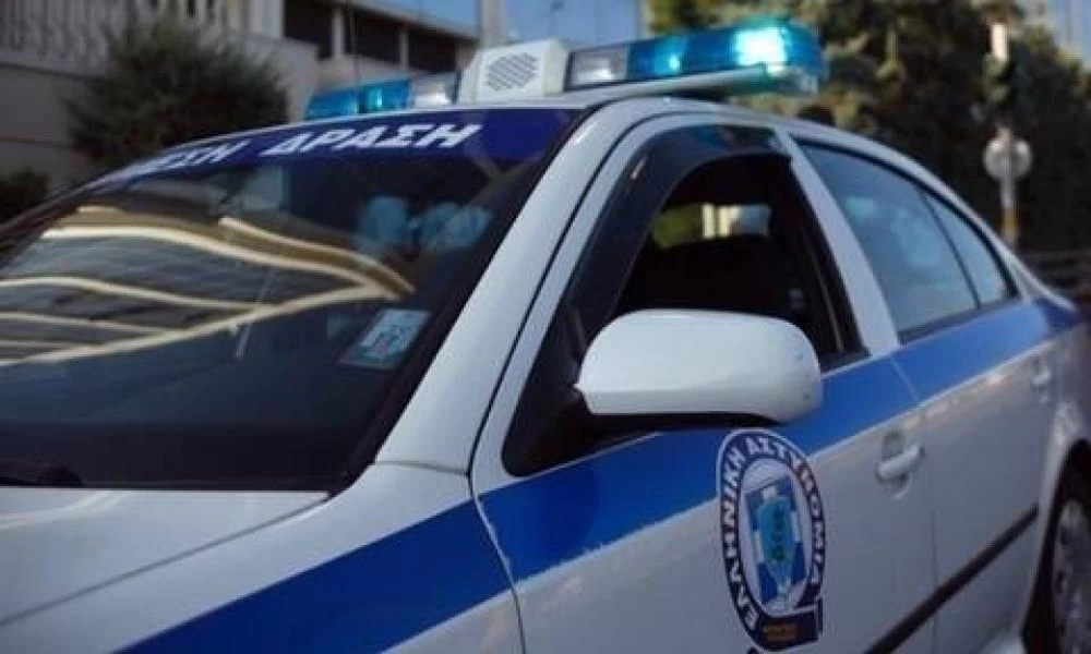 Χειροπέδες σε δύο Αλβανούς που άρπαξαν 20.000 από ηλικιωμένο